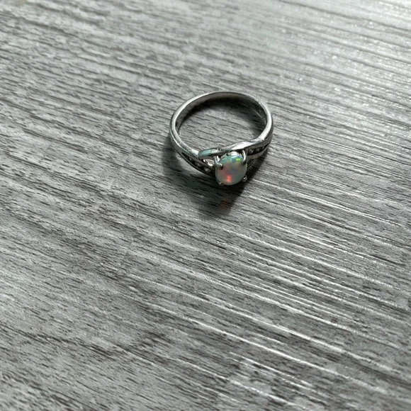 Sterling Silver Opal ring, Size 7 - Picture 5 of 8